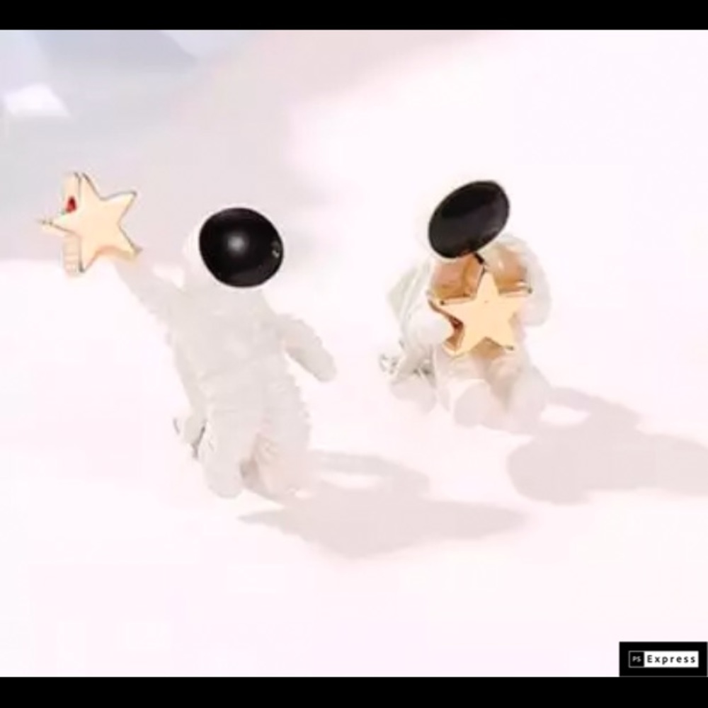 🆕 Astronaut Moon & Star Clip On Earrings - Picture 7 of 7